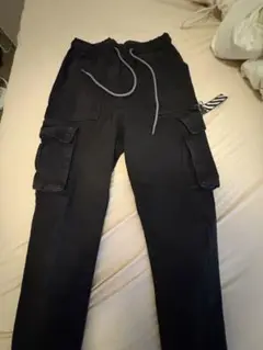 グク着用　LAUL ブラックカーゴパンツ