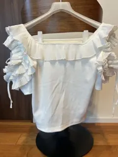 【まとめ買い値引きします】 NICE CLAUPホワイトオフショルダートップス