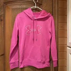 Under Armour ピンク フード付きパーカー