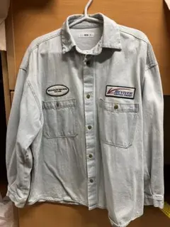 淡い青の刺繍ロゴ付きデニムジャケット