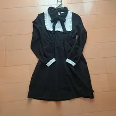 フリル付き襟の黒いひざ丈ワンピース