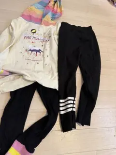 ホワイトグラフィックプリントとブラックボトムスセット