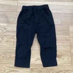 黒のカジュアル長ズボン