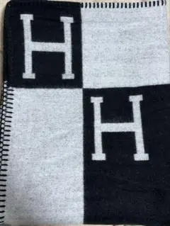 H ロゴ 柄 黒 ブランケット 毛布 ひざ掛け 防寒 新品 未使用 大判