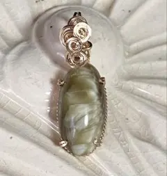 ハンドメイドペンダントトップ⭐︎ヴィクトリアストーン　芥子色
