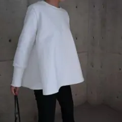 ella_selectshop ホワイト　フレアスウェットトレーナー
