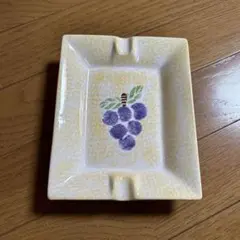 ぶどう柄の四角い灰皿