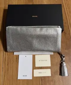 【BEAURE】ヴュレ カウレザー 長財布　財布　シルバー　タッセルチャーム付きのサムネイル