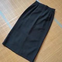 シンプルブラックスカート