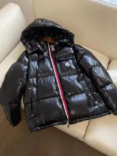 光沢の黒ダウンジャケット