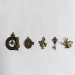 不思議の国のアリス風 アンティーク調チャーム 5点セット 懐中時計 うさぎ 鍵