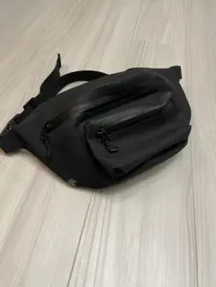 デサントオルテライン　防水素材 ブラック ボディバッグ