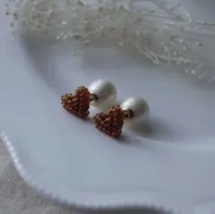 ハート型ビーズピアス ホワイト ブラウン