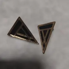 三角形デザインの金属製ピアス