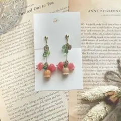 風に揺れるチューリップのイヤリング