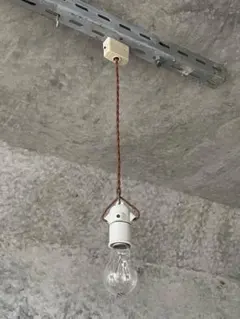 フランスアンティーク 白い陶器とコードの吊り下げペンダントランプB