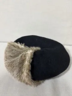 ファー付き黒ベレー帽