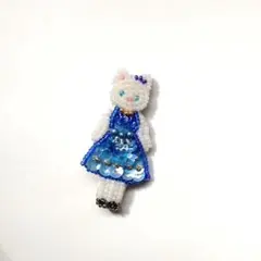 猫のブローチ ドレス青