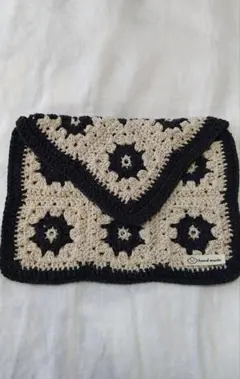 ベージュとソフトブラックの花柄モチーフポーチ