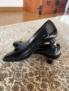 t.Inaba黒エナメルパンプスビジュー付き23㎝ヒール4㎝