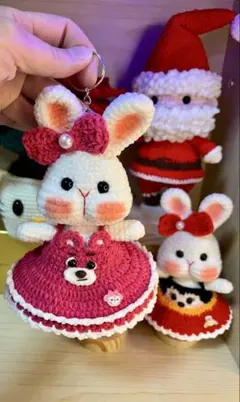 可愛いウサギのキーホルダー、あみぐるみ。