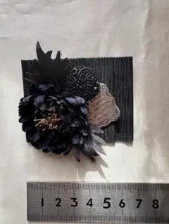 ⭐️セール　ハンドメイド 黒いコサージュ　布花　アンティークボタン付き