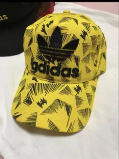 adidas 幾何学模様 イエローキャップ