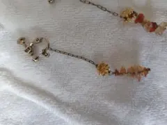 天然石風チャーム付き ゴールドカラー イヤリング
