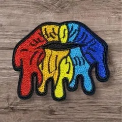 W050 粘着ワッペン 溶ける唇 カラフル 刺繍 アップリケ アイロンプリント