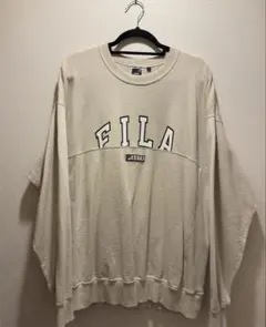 FILA×AKTR ベージュ トレーナー ロゴ入りのサムネイル