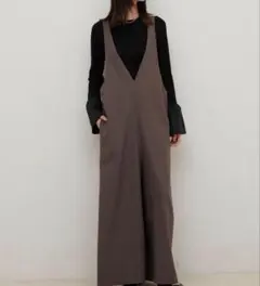 新品　LARUTA 深Vネックオールインワン　サロペットのサムネイル