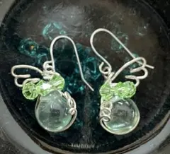 グリーンフローライトとスワロフスキー❤️アーティスティックワイヤーで作ったピアス