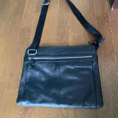 未使用　黒 レザー ショルダーバッグ　ピエール・カルダンのサムネイル