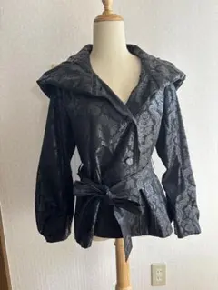 さえら　トリックトラック　大きな襟にプリーツいっぱい羽織り