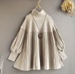 ベージュ ハイネック プリーツニット