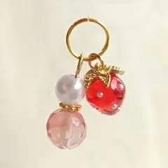 チェリークオーツ樹脂パール ＆レッド赤色いちご苺 チャーム 金色カニカン