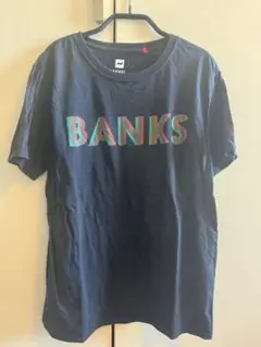BANKS Tシャツ