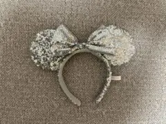 ディズニー　シルバー スパンコールリボンカチューシャ