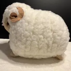 ぬいぐるみの山英　羊の形のぬいぐるみ