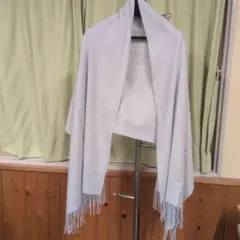 淡いグレーのフリンジ付きストール