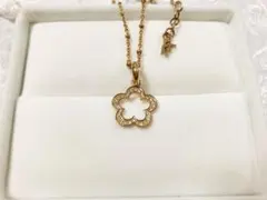 Folli Follieお花のチャームがかわいいピンクゴールドのネックレス