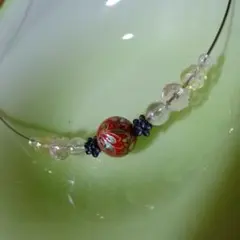 赤い装飾ビーズのチョーカー
