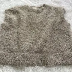 groveレディースベスト　フワフワ ベージュ ニットベスト　ノースリーブニット