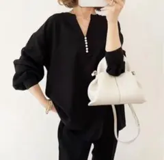 Emma Taylor パール釦キーネックロングスリーブブラウス ブラックのサムネイル
