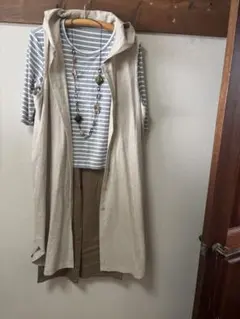 ベージュロングベストとストライプTシャツセット