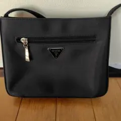GUESS ブラック ショルダーバッグ