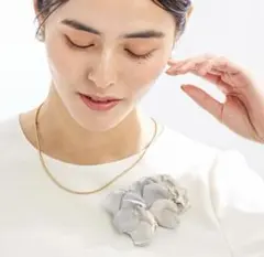 グリーンレーベルリラクシング　フラワーミックスコサージュ　ライトグレー