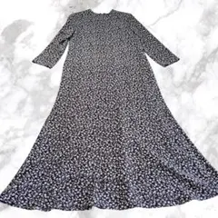 【美品】ミラオーウェン　ストレッチ素材　黒✕小花柄　裾フレアスカート　ワンピース
