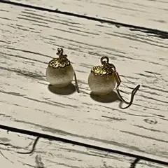 小ぶり感 一粒 松ぼっくり風 飾り 透け 冠 コットンパール ピアス ゴールド