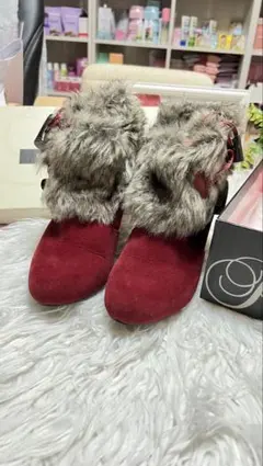 ファー付き赤スエード高ヒールブーツ M